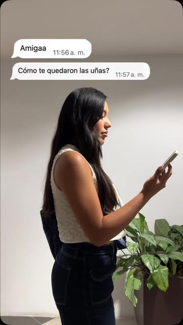 Clienta revisando mensajes sobre sus uñas