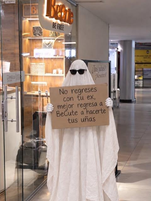 Fantasma con letrero frente al local de BeCute