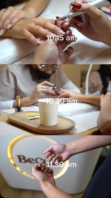 Café y manos durante una manicura